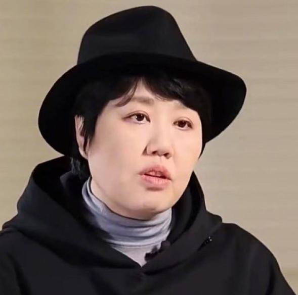 今年春晚的导演又是于雷

于蕾导演的话，那春晚舞美又没有新变化了

还是一个主屏