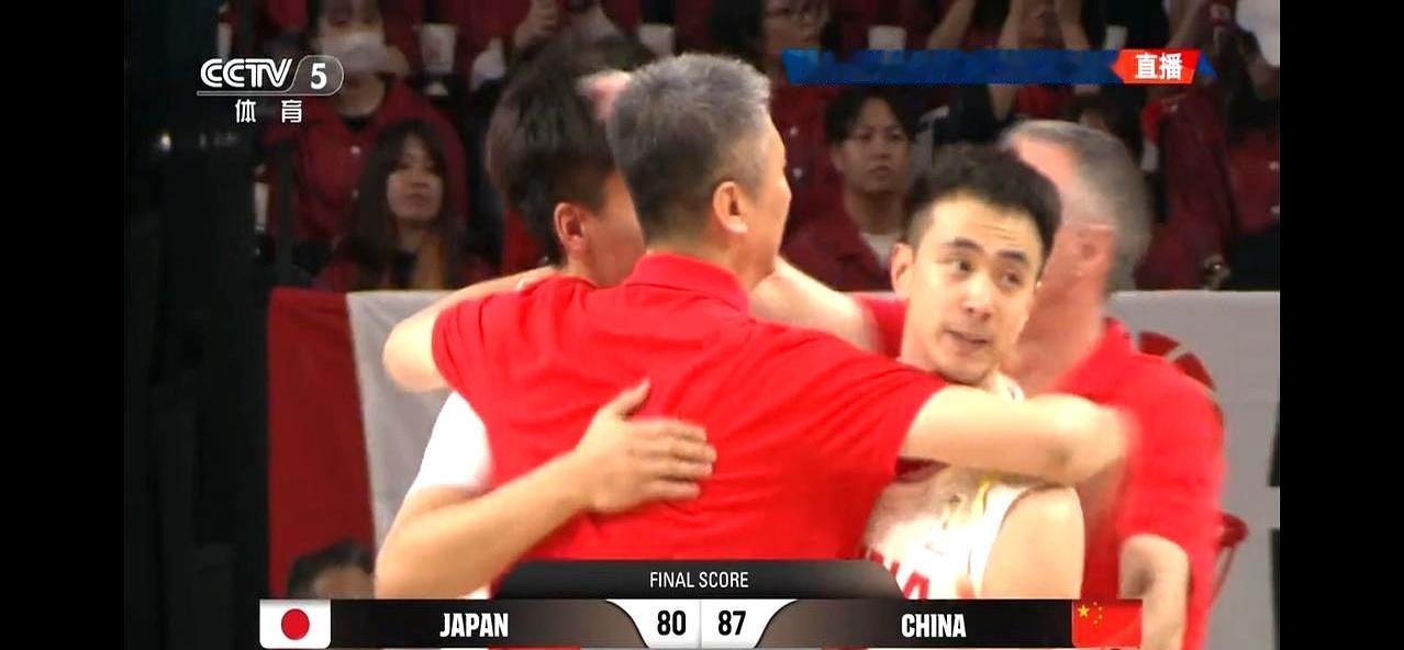 半场落后14分，客场哨子吹得震天响，所有人都觉得完了。
 
更衣室里没人说话。郭