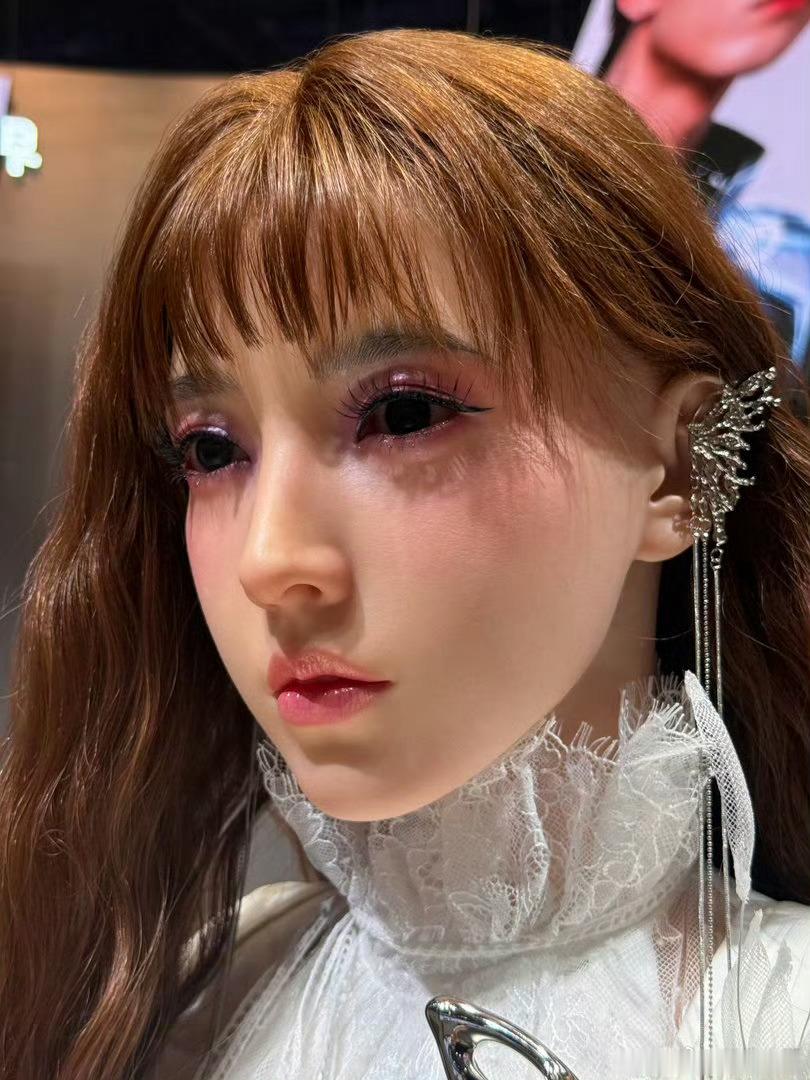 人形机器人细细看，做的是真的好，就是太贵了，想要奈何实力不允许 