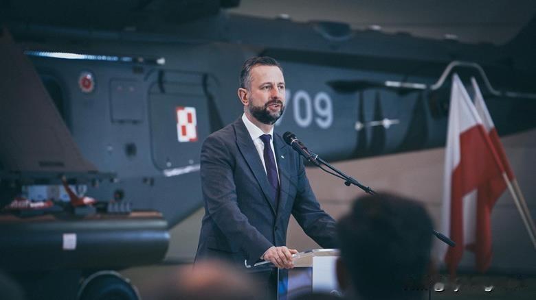 🇵🇱 波兰接收首架国产组装的AW149直升机

这是莱昂纳多直升机公司（Le