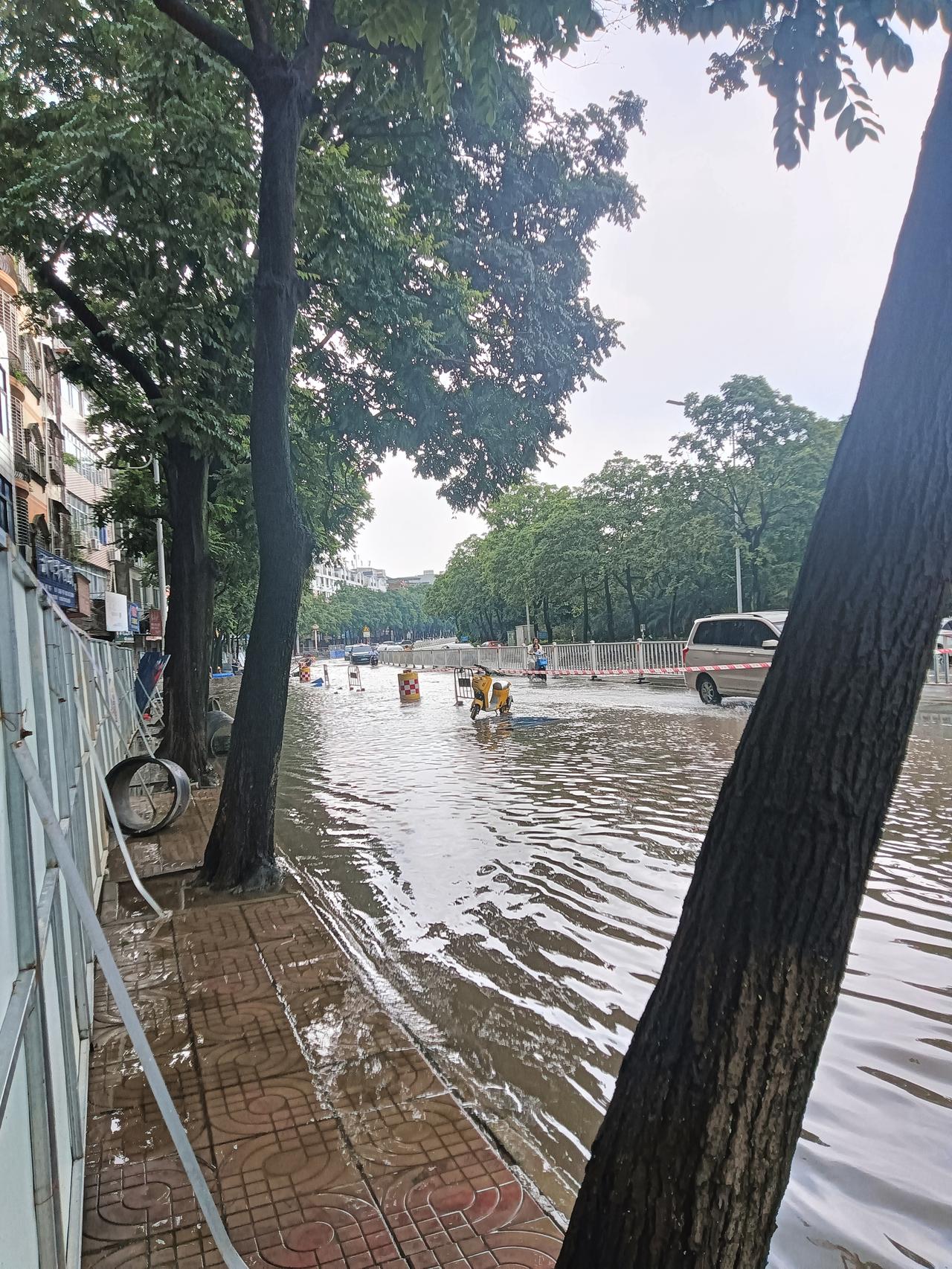 贵港市区由于受持续强降雨影响内涝严重，现虽降雨有所变缓但水退却并不理想。街拍港北