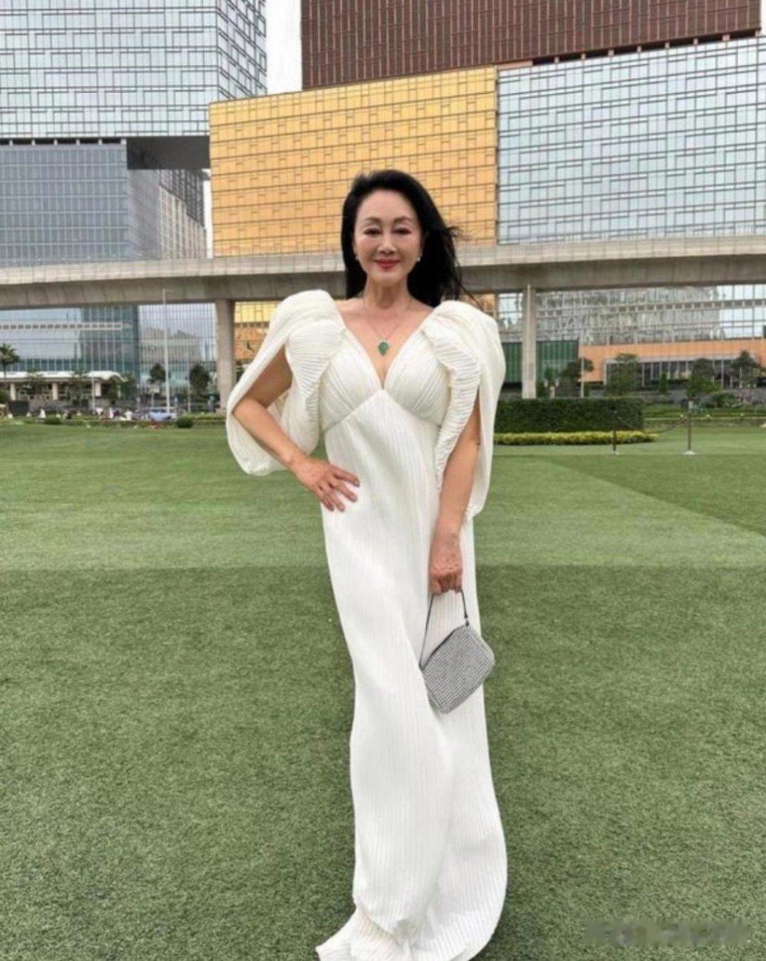 久未露面的王姬64岁了。身姿挺拔一点也不像老年人。 