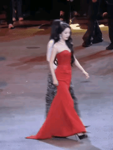 杨幂和刘诗诗一起上台领奖，杨幂一身大红色露肩拖地长裙，身材婀娜多姿，长发飘飘，而