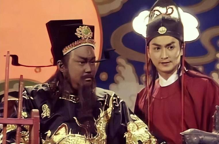 开封府深夜，烛火昏黄。病重的包拯把展昭唤到榻前，握着他的手，轻声叹道：“展护卫，