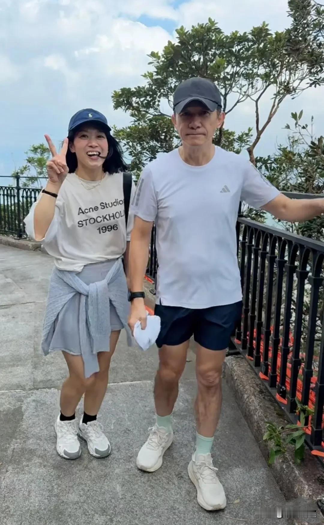 梁朝伟是有点内向，但是本人真的很nice，很和气。
网友在太平山偶遇在跑步的梁朝