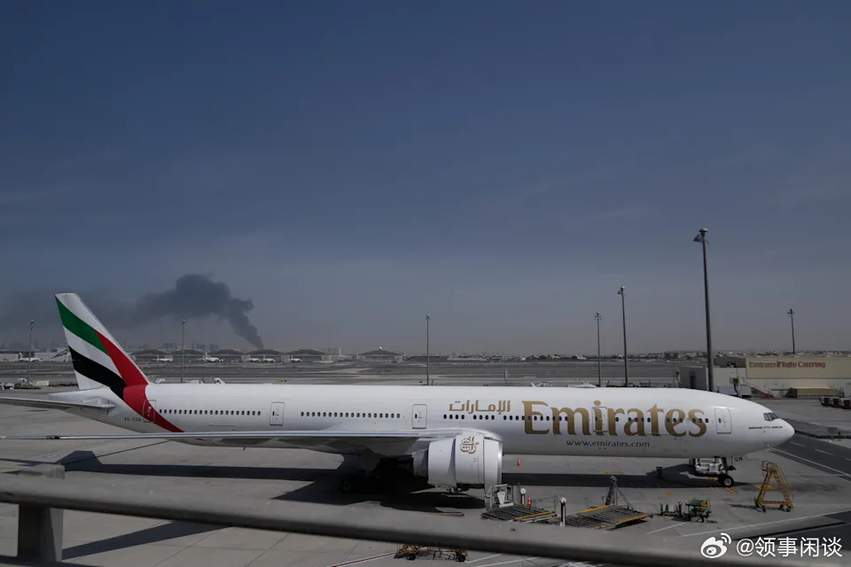 【一些滞留在迪拜的旅客正在花费巨资包机离开】（美联社）伊朗战争蔓延至海湾地区，导