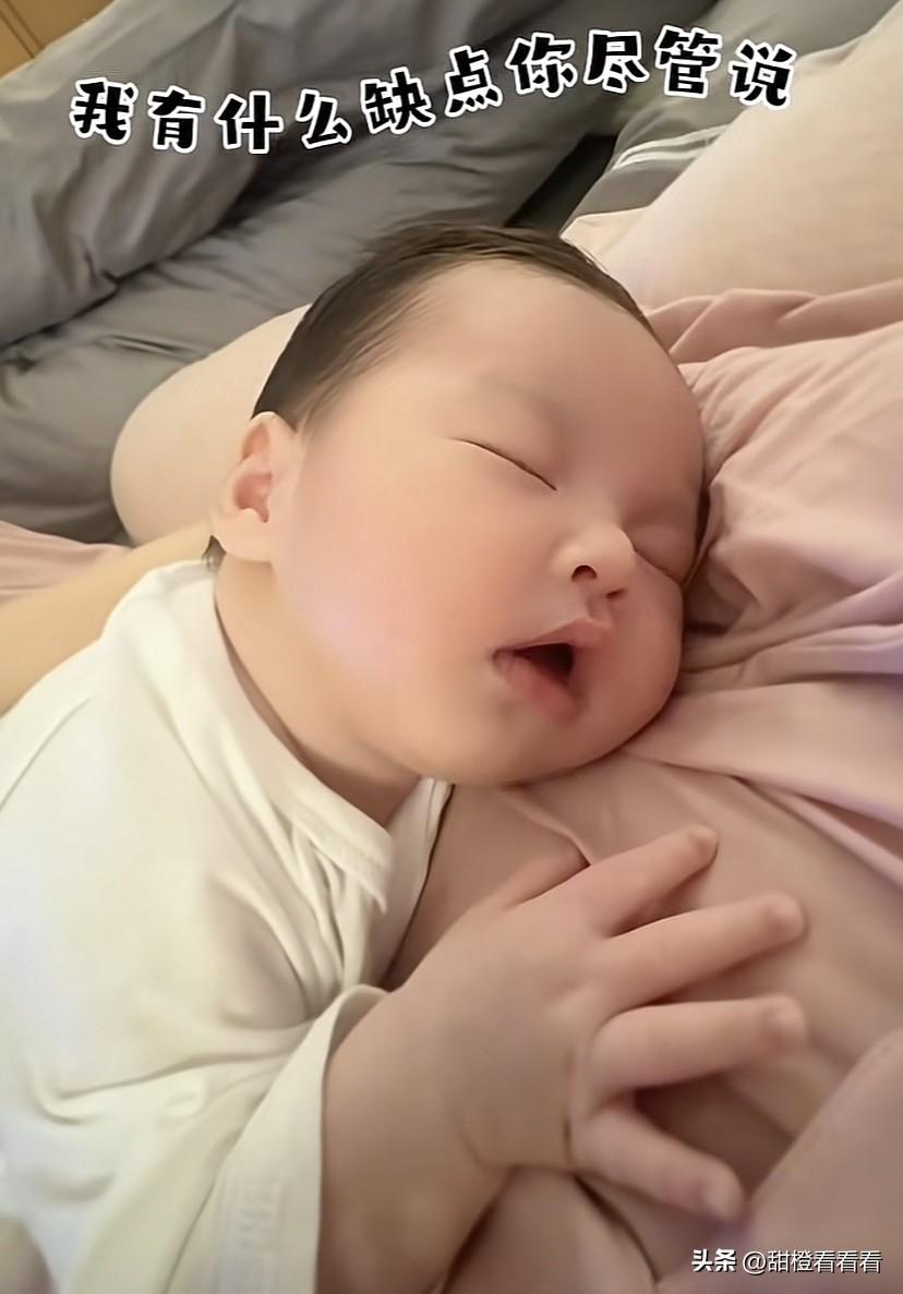 马筱梅凌晨十二点晒汪宝儿，这小家伙几天不见真的比刚生下来胖了很多，白白嫩嫩，手也