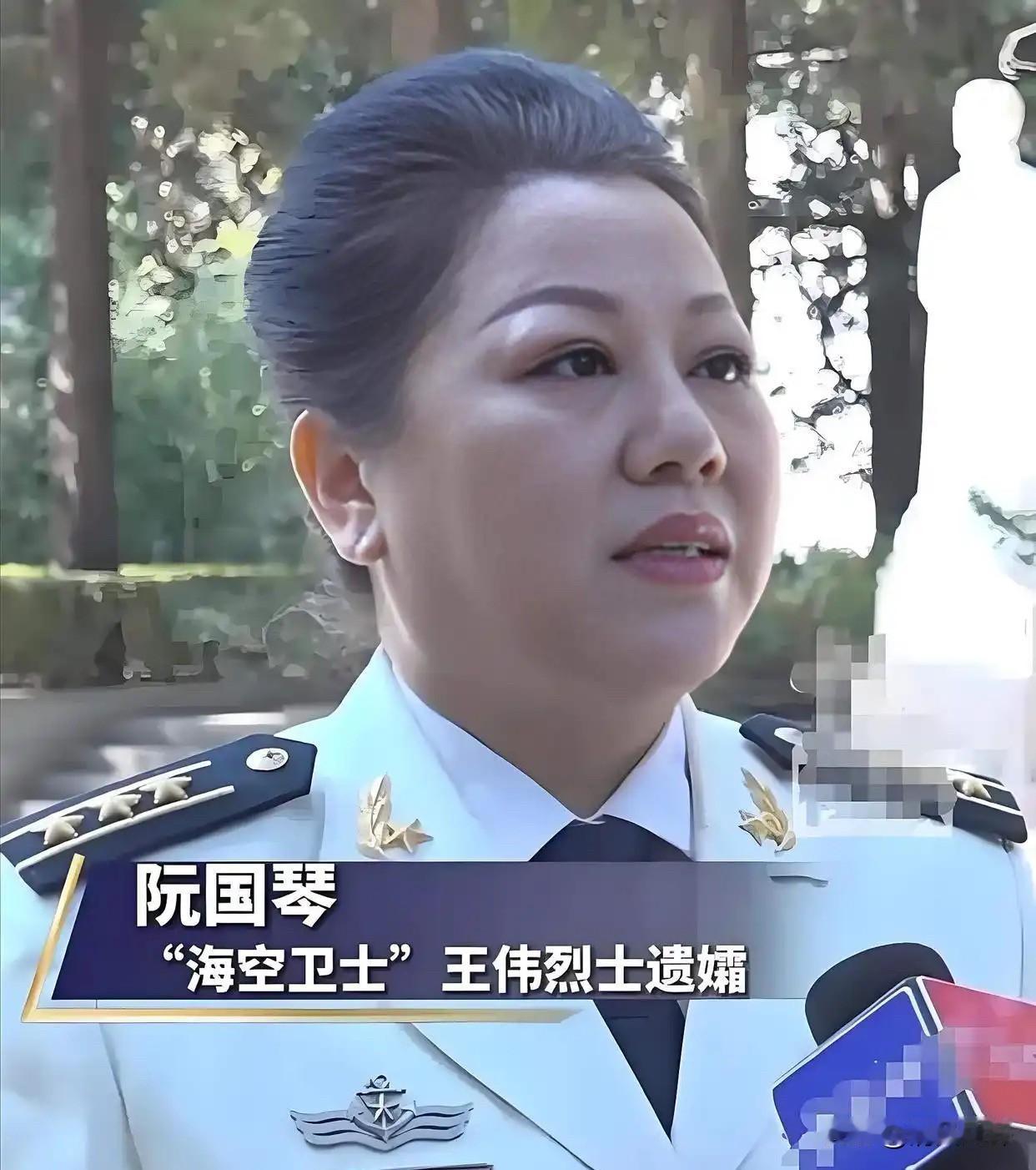 王伟牺牲后，妻子阮国琴哭到住院，精神几近崩溃。海军首长问她最想见谁，她说出了一个