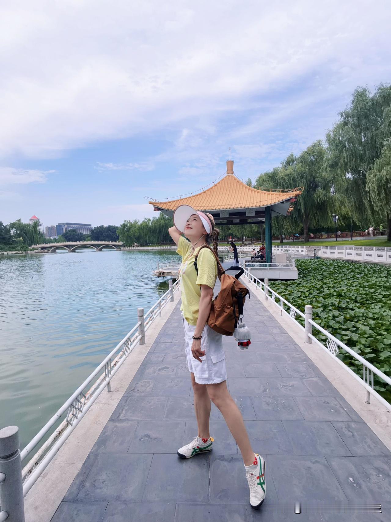 闲征雅令穷经史
醉听清吟胜管弦
更待菊黄家酿熟
共君一醉一陶然
——陶然亭重温白
