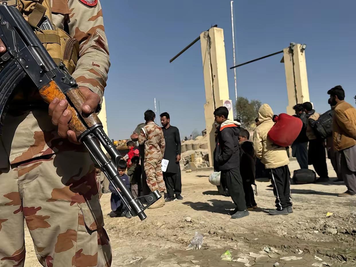 突发！巴基斯坦直接轰炸喀布尔！，两国已进入公开战争。中东再添一把大火，巴基斯坦用