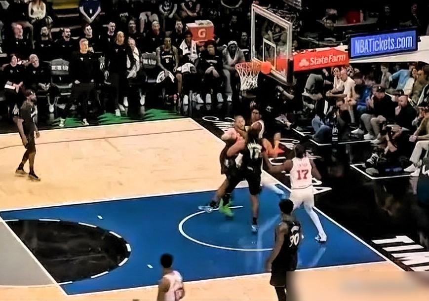 火箭伊森，被李凯尔连帽两次，场面太尬了。
看球这么久，这种场面真不多见。
一