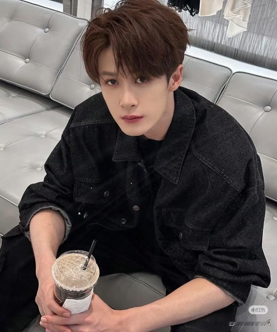 檀健次今天比吃了苍蝇还难受
明明和平分手，各自安好，他过他的，她好好读书，偏偏有