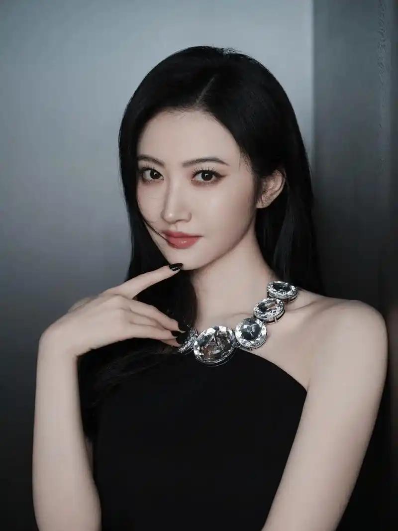 内娱独一份的资源，玄学女星，出道就攥着别人挤破头都拿不到的资源，连一向敢说的王思