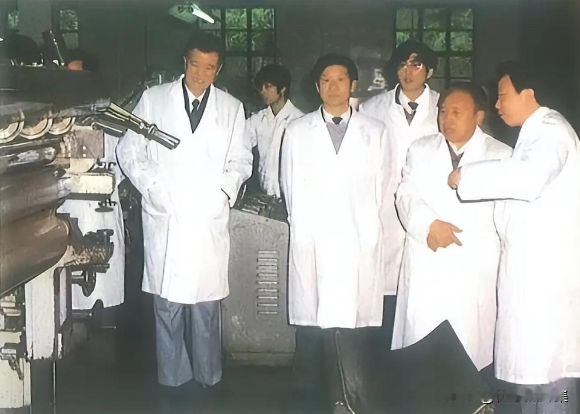 1989年，四川省委书记杨汝岱在乐山视察外贸生产企业的老照片。针对四川的地缘特点