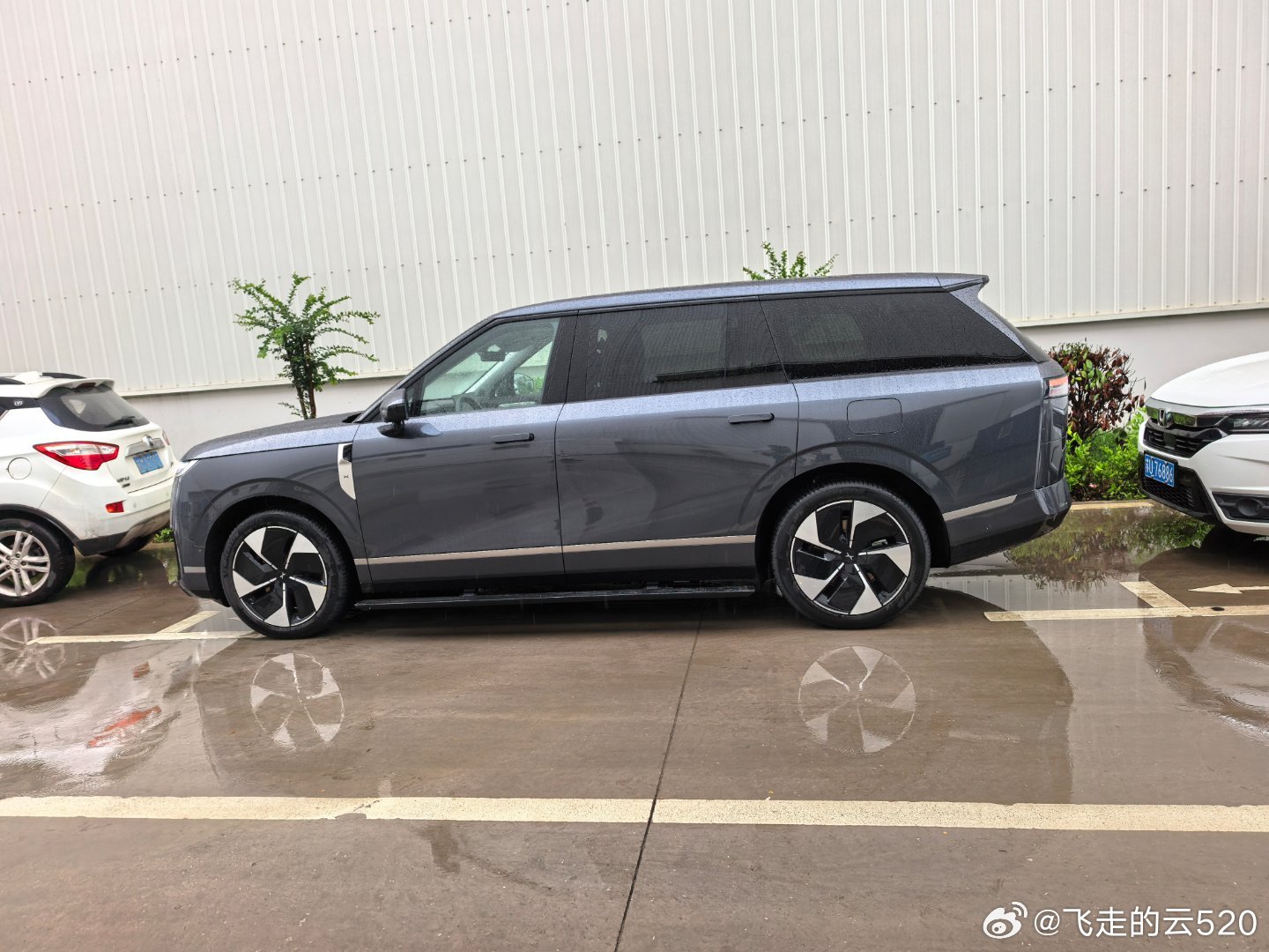 小鹏GX好大，撑满了车位这要没自动泊车，我是有点慌的16.1的电耗，这么大车，太