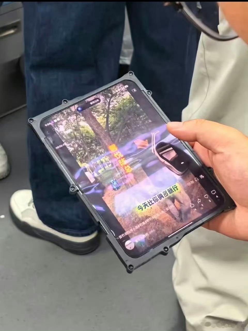 这是谁家的阔折叠工程机？ 