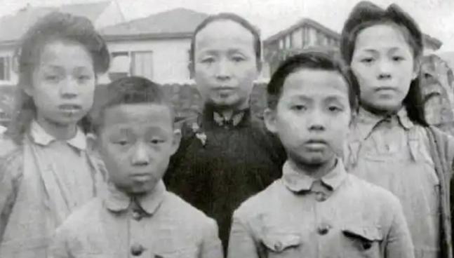 1949年，陈毅听说，国军抗日名将谢晋元的遗孀带着4个孩子流浪街头，心生不忍，连
