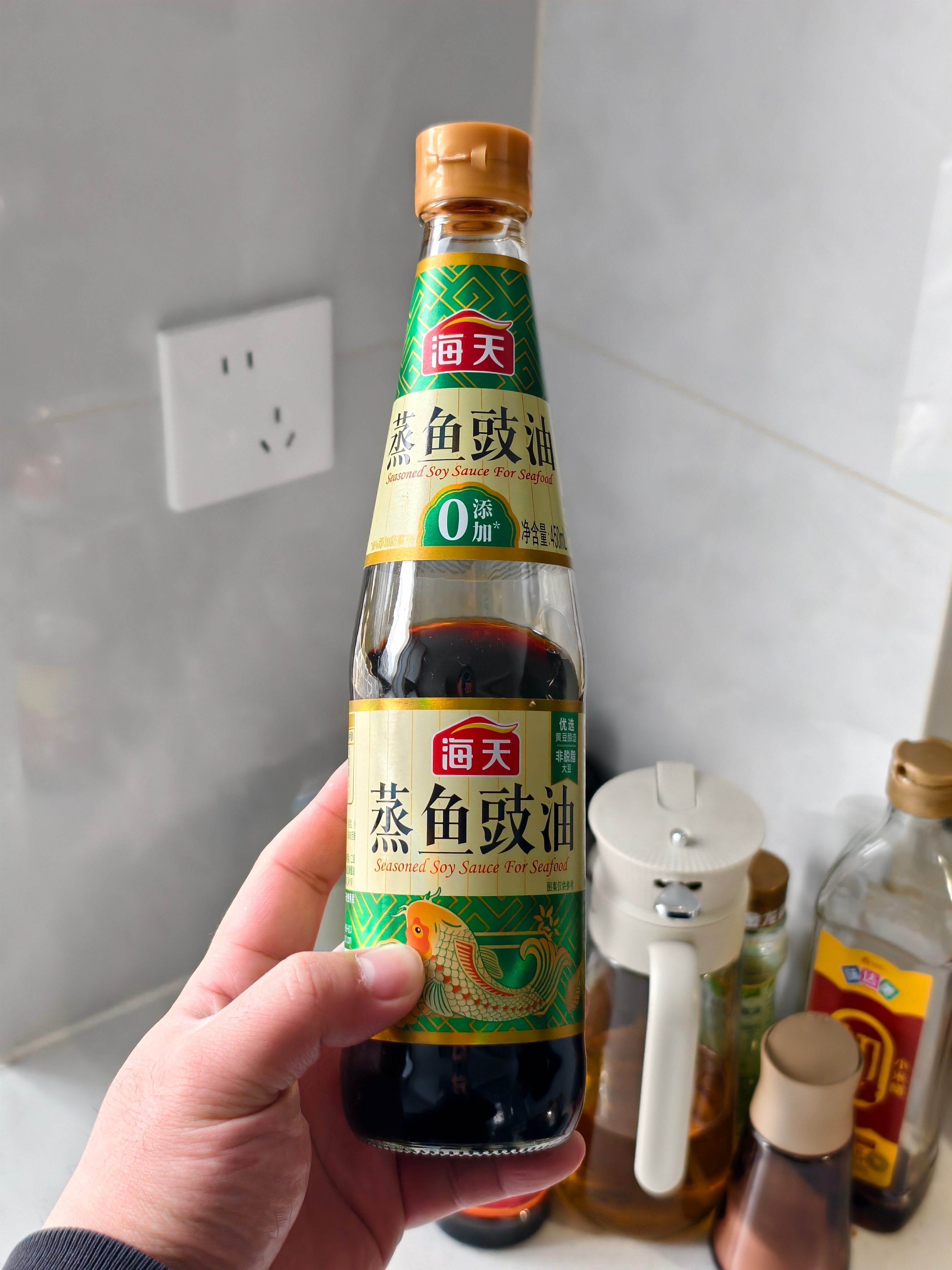 最近，用最多的调料，就是这个蒸鱼豉油了。人家给处理好的鱼，在锅上一蒸，加点三丝，