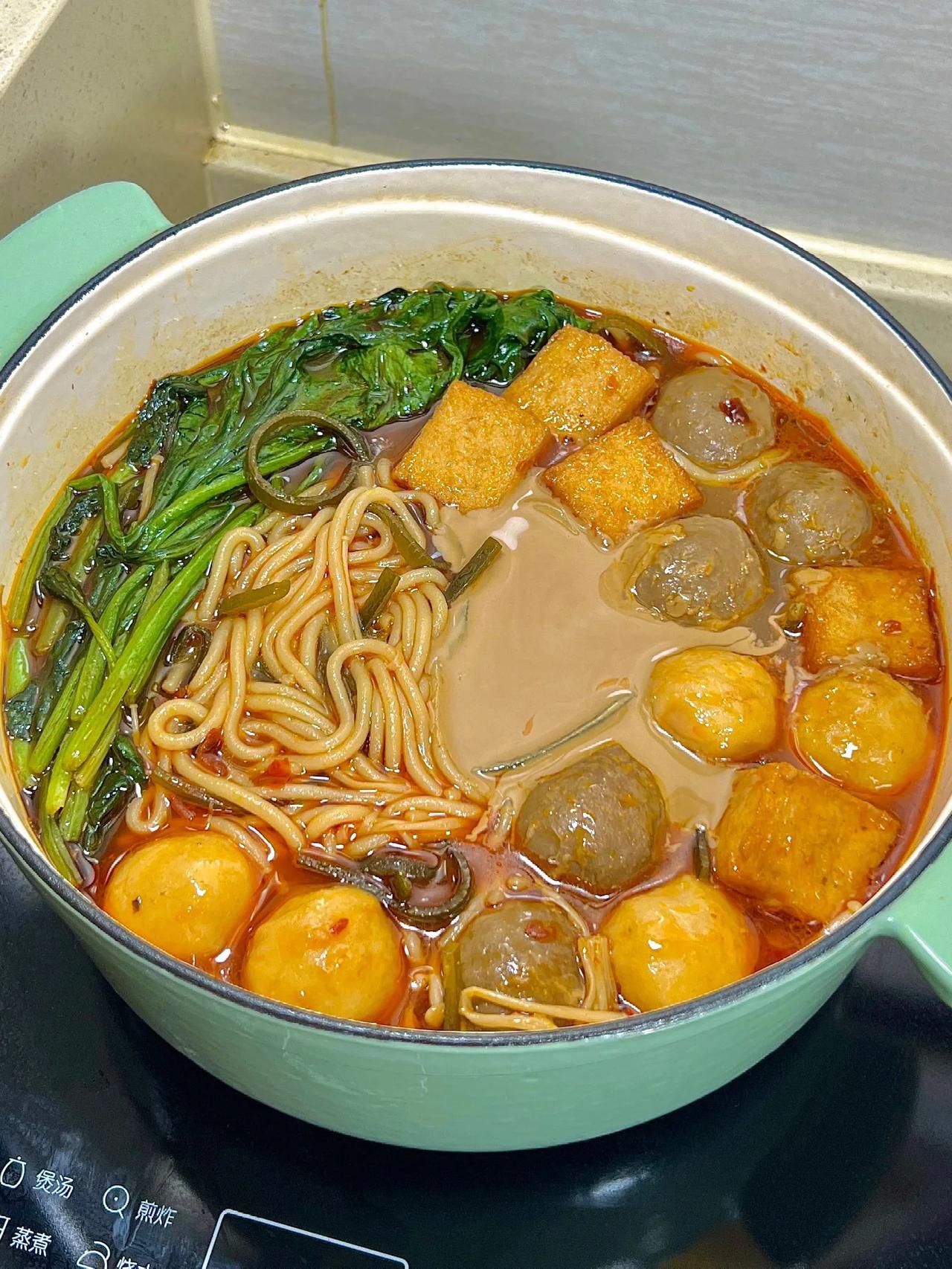 麻酱火锅米粉，香辣过瘾巨好吃!	
      宝子们，今天吃麻酱火锅米粉，黏糊糊