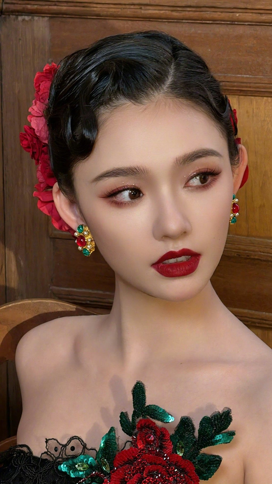 #林允 把玫瑰穿身上#  林允馥郁玫瑰妆一整个是优雅的美艳感，好惊艳，把玫瑰穿在