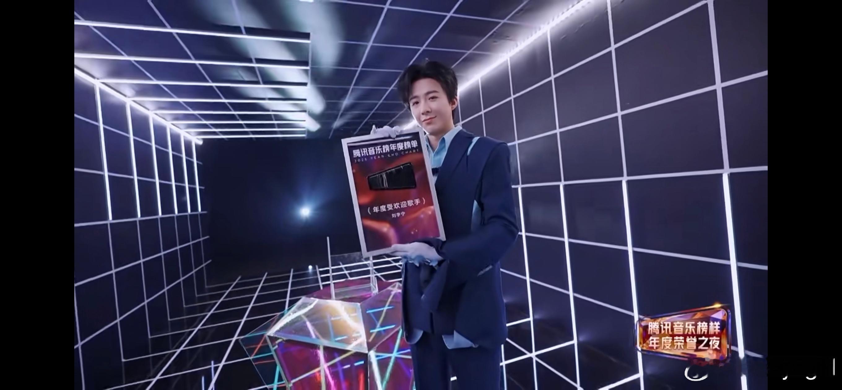 刘宇宁的2025巡演 🐾刘宇宁玫瑰丛生 🐾摩登兄弟 老大，早安！舞台上的你耀