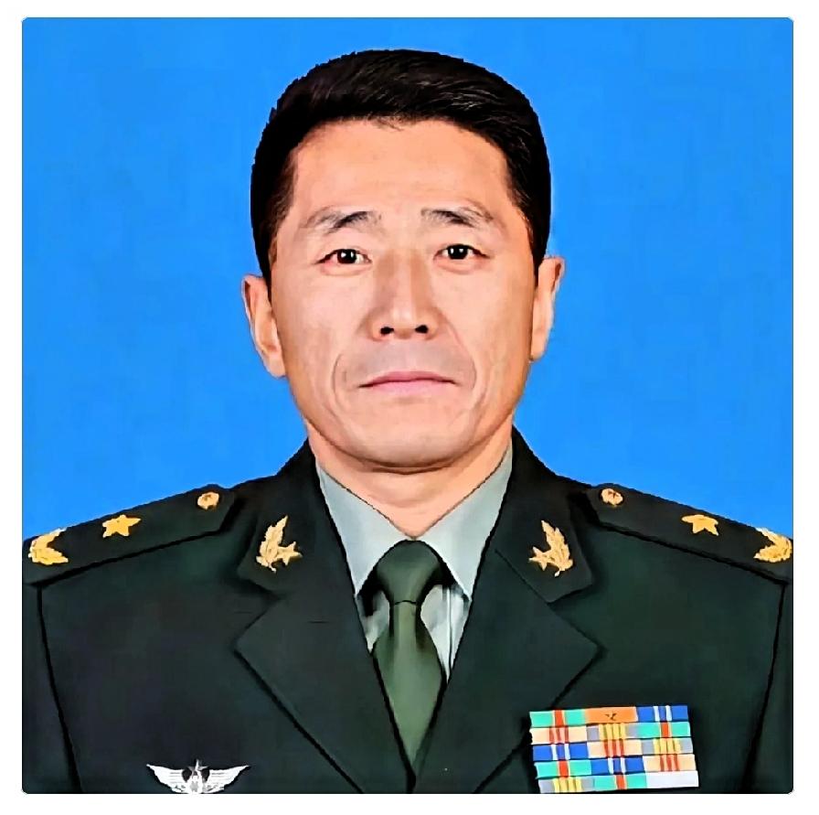 当兵的人，几乎都认识他
没当兵的，也听过他的传奇
从普通士兵到共和国少将

他用
