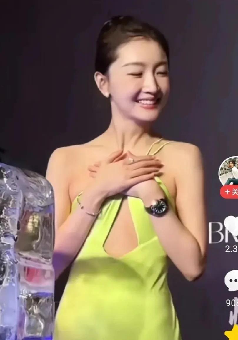 有一种遗憾叫周冬雨，
脸部回春升级，
如果身材也能同步蜕变的话，
那就完美了！[