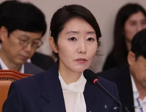 深夜辱骂下属！韩国女部长“退选”背后：职场霸凌何时休？
 
2025年7月23日