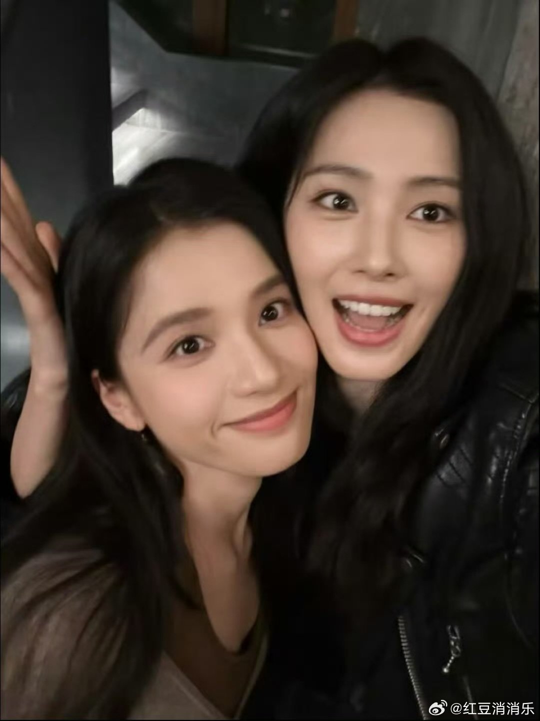 鹤秋晒和张婧仪合照鹤秋本名王媞熙两位太美啦