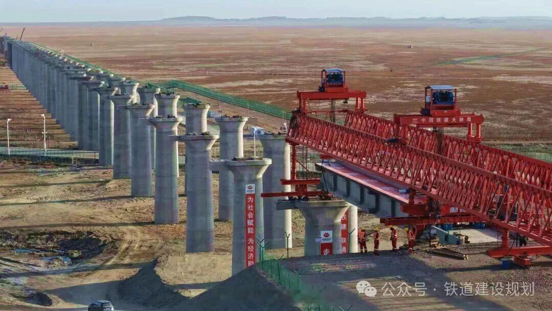 国铁头条【明年建成！中蒙第二条跨境铁路开始架梁】内蒙古日报讯：5月10日，在中国