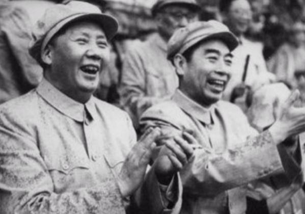 1975年，毛主席与周总理双双身患重病，主席问总理：江山要谁来守？1967年，周