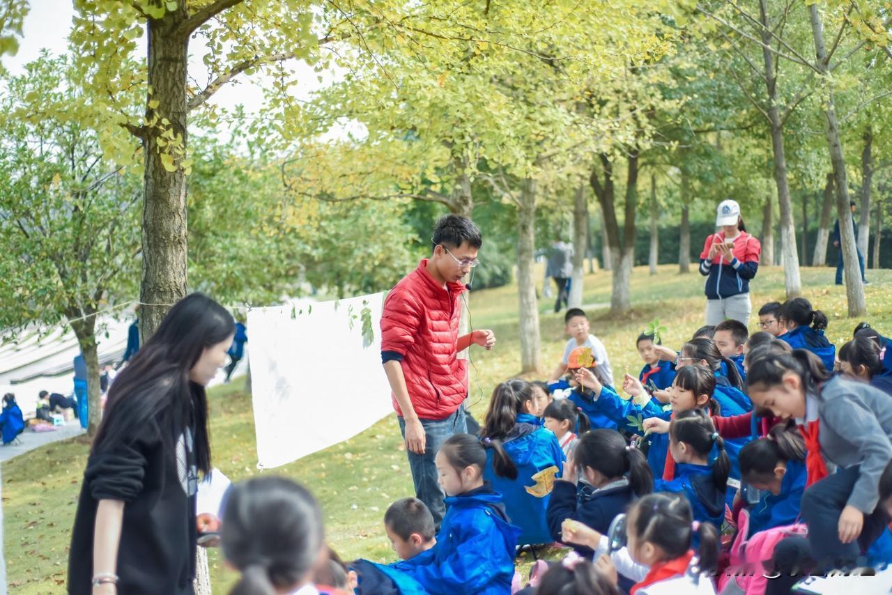最近不少城市陆续官宣中小学秋假，很多人以为是额外多放假，其实核心原则是学年总教学