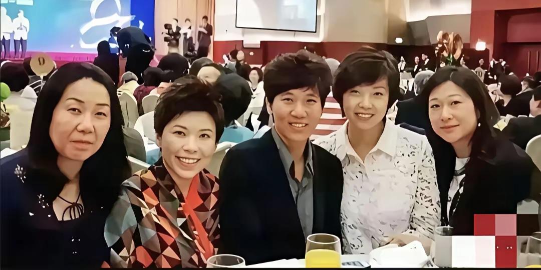 邓亚萍和张怡宁脸熟，很好认。其他的几位真没认出来，你们知道他们的名字吗？邓亚萍身