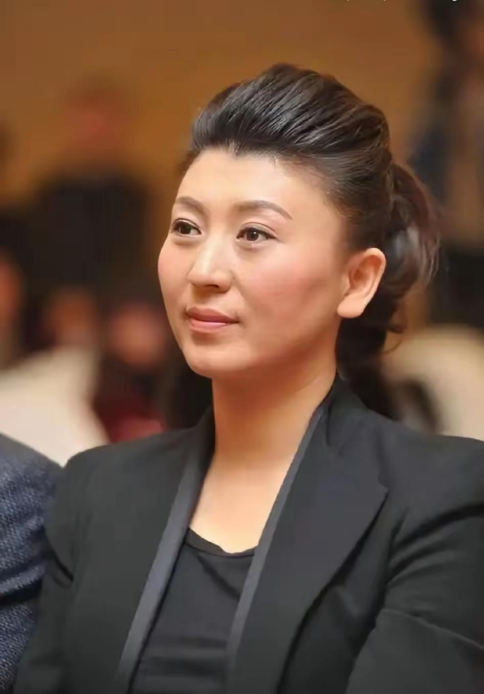 闫学晶，我可以说是今年最热门的人物了。
这不知道对闫学晶来讲是好事还是坏事。
这