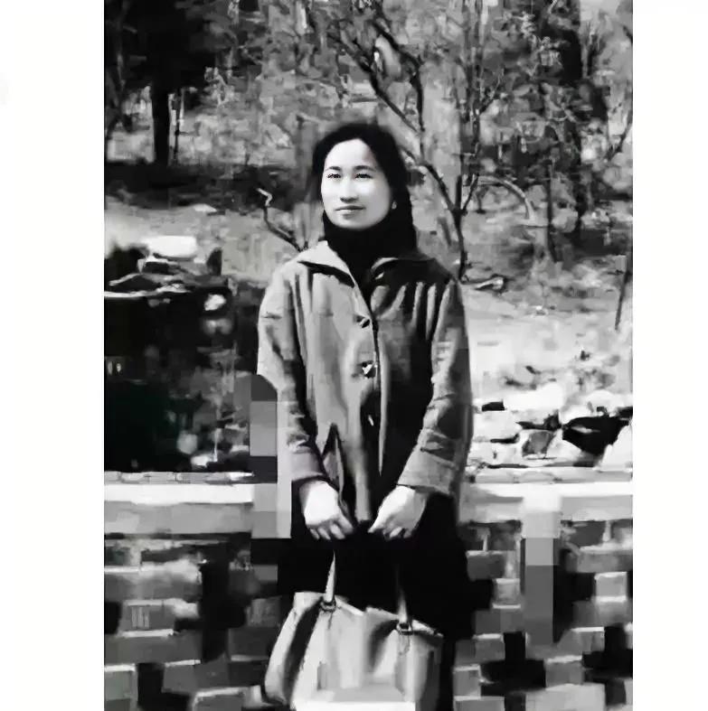 1968年，38岁的屠呦呦在北京的一张留影中展现出了自己独特的学者气息和简朴的生
