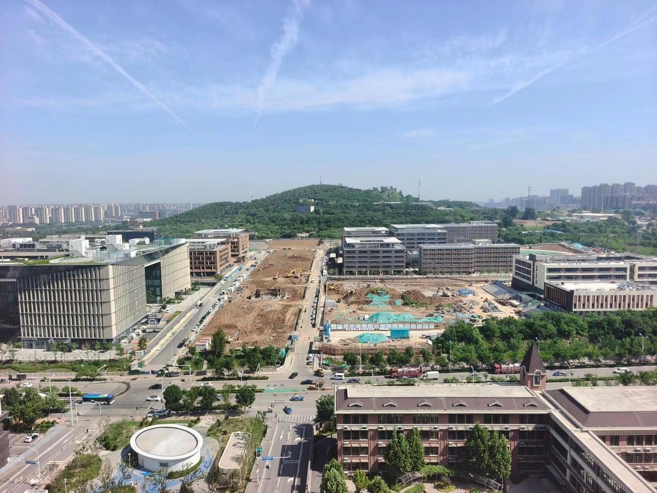 目前长岭山片区绿化大道北段，正在紧张施工，崇璟小学对口的公立初中操场也在施工，今