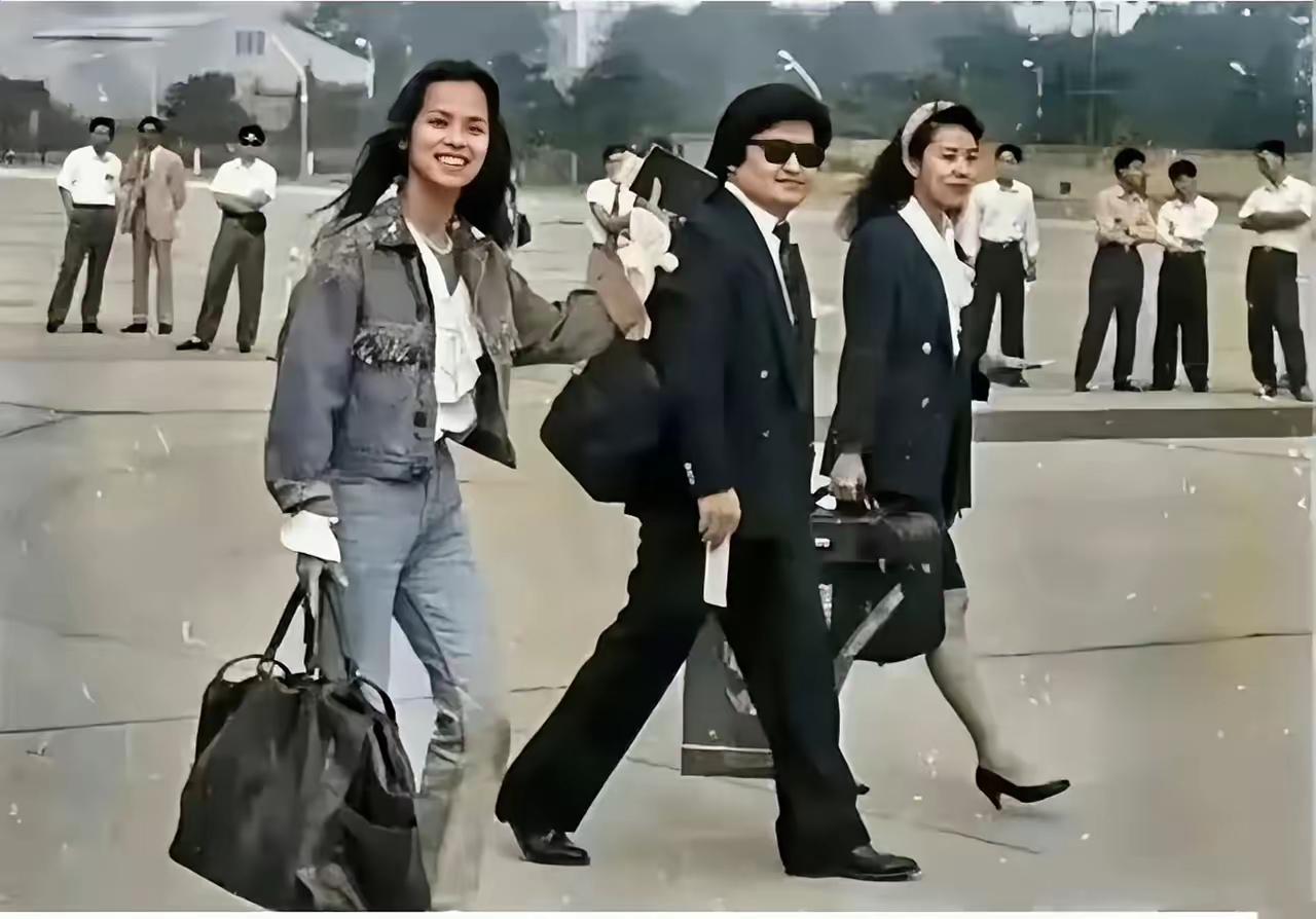 这是一张老照片
你们认识吗？
我只认识其中两位，分别是刘欢、韦唯，另外一个人是谁