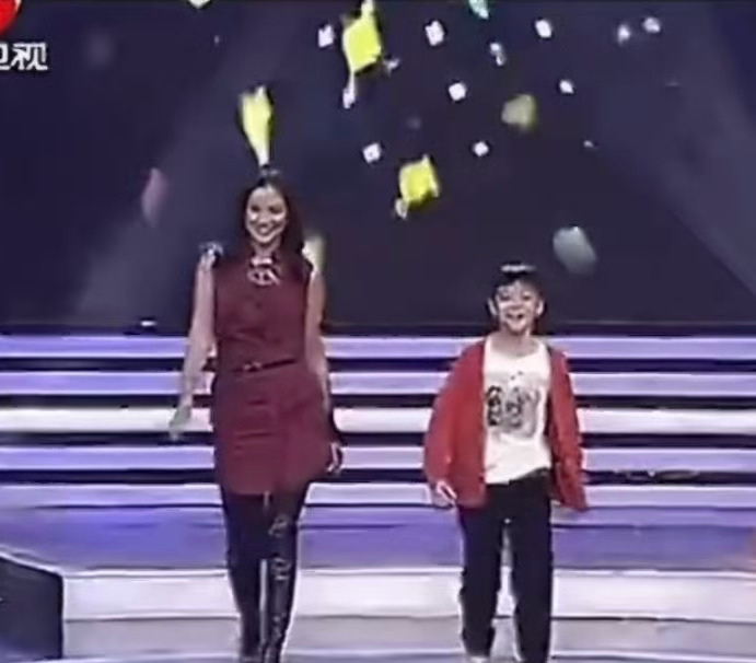 瞿颖西班牙 王俊凯新加坡 真的要被笑死了，王俊凯就是出道太早，经得起每一次内娱大