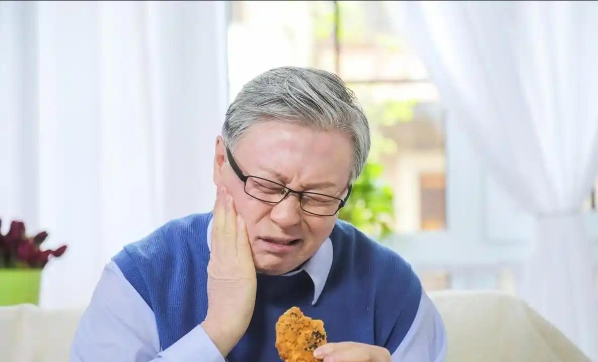 宁波张大爷半夜牙疼，自己吞了颗头孢克肟加颗甲硝唑，不到半小时全身通红大汗湿透床单
