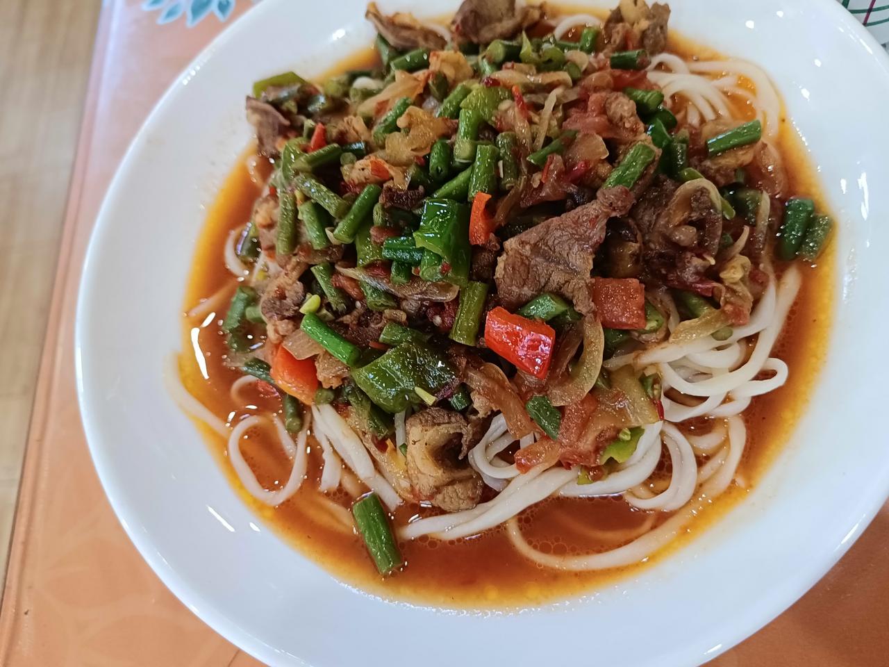 艾丁湖的三套车:拌面、冰饮、烤全羊