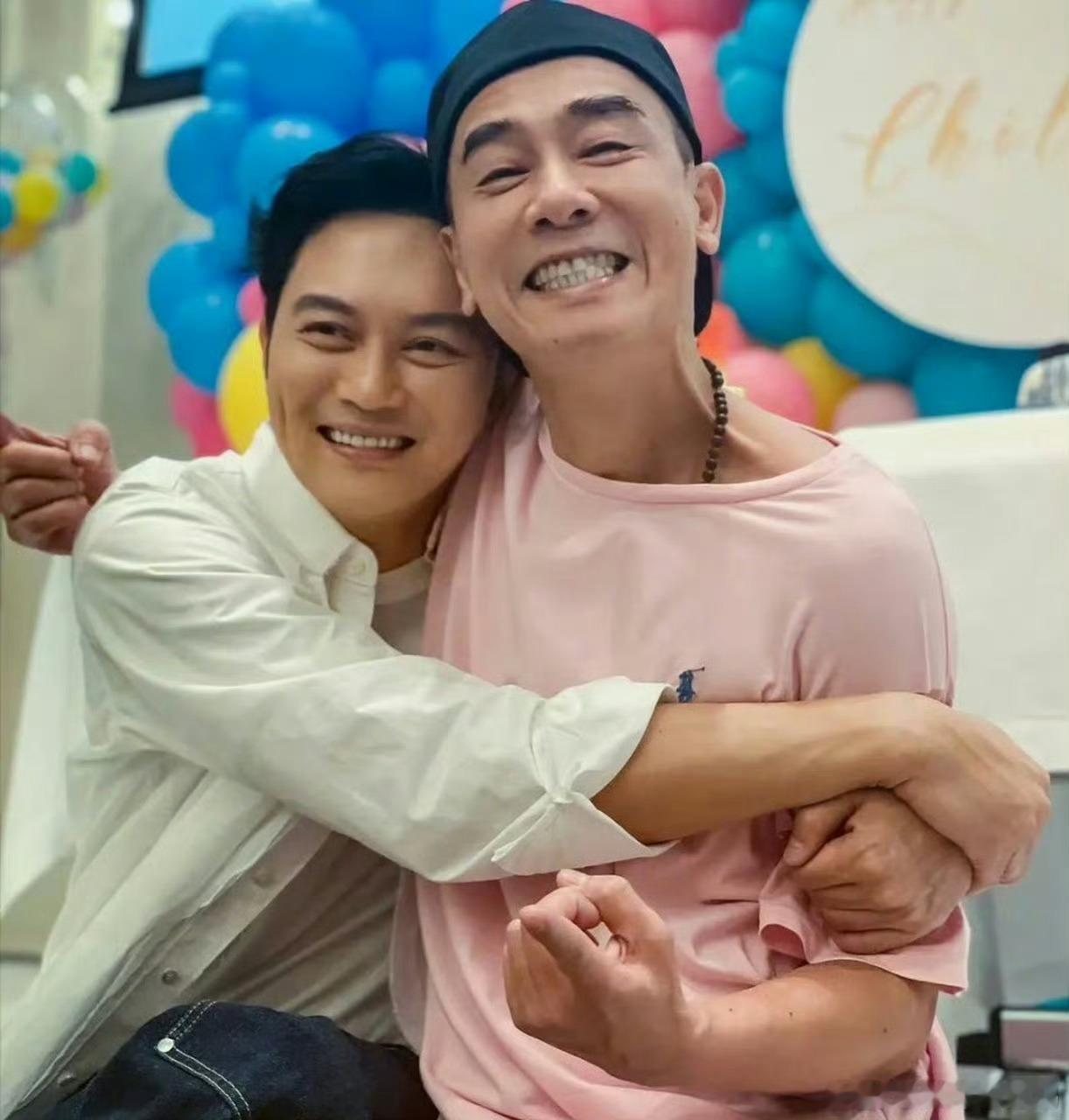 陈小春张智霖上班搭子相依为命陈小春张智霖在披哥当搭子太好嗑，妥妥的“相依为命”！