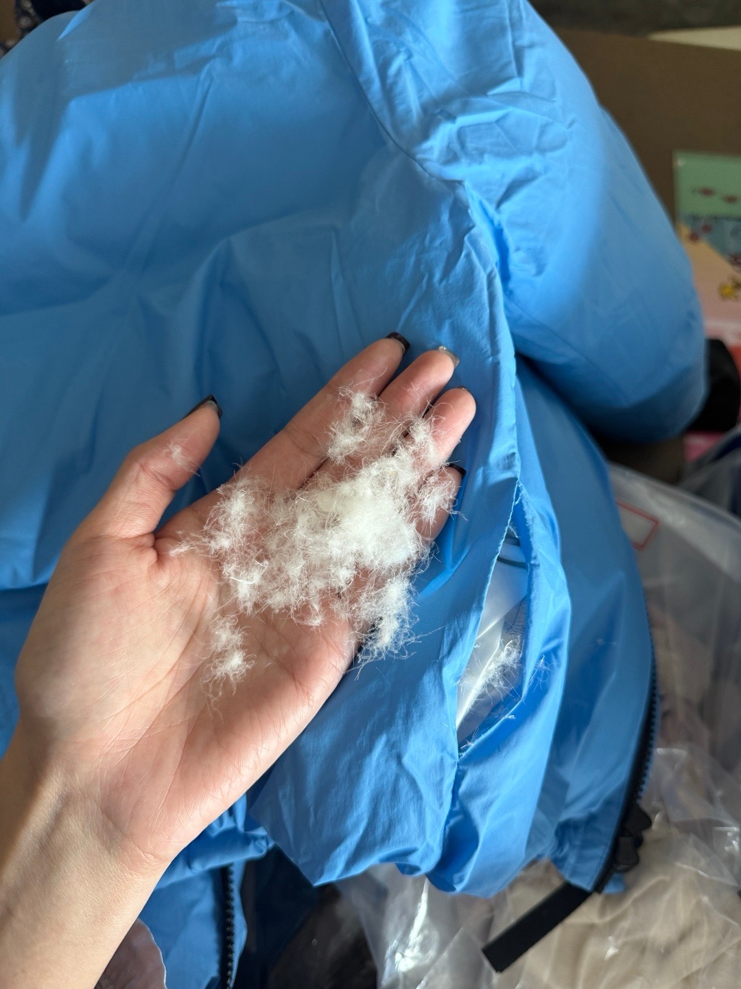 我们羽绒服里面都有加一层白色内胆 所以是不会钻绒 也会更加保暖不是单纯只有一层面