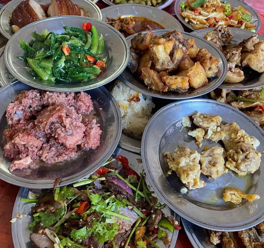 湖北、湖南和江西是邻省，饮食习惯基本上一样，吃的菜都是以香辣味为主，可是湖南菜是