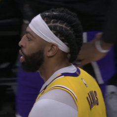 浓眉21分20篮板4助攻3抢断6封盖，0次个人犯规，8个前场篮板，防守端存在感拉