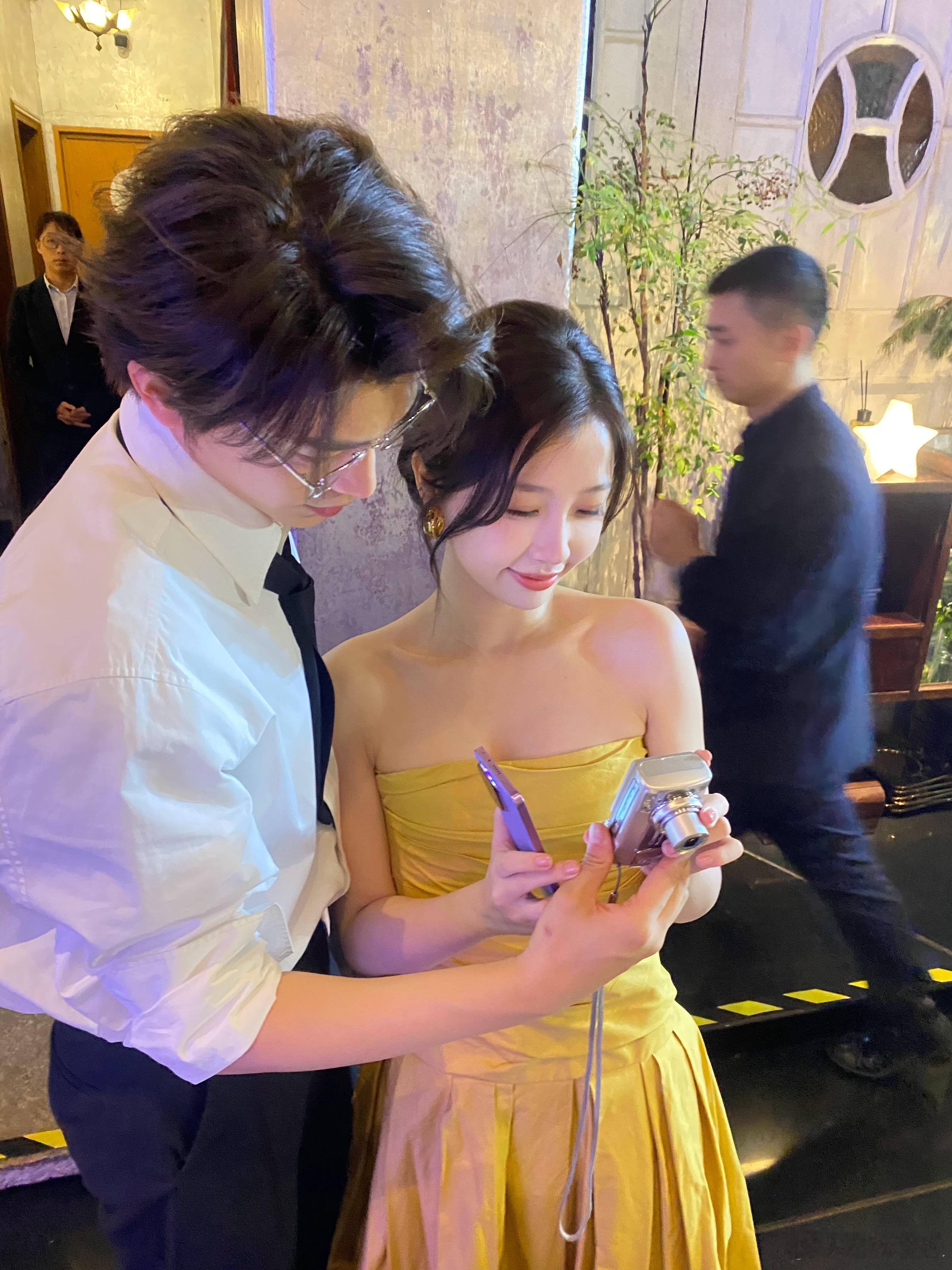 永夜星河订婚宴  永夜星河庆功宴像订婚宴，白衬衫打领带真的…[泪]豹豹猫猫[心]
