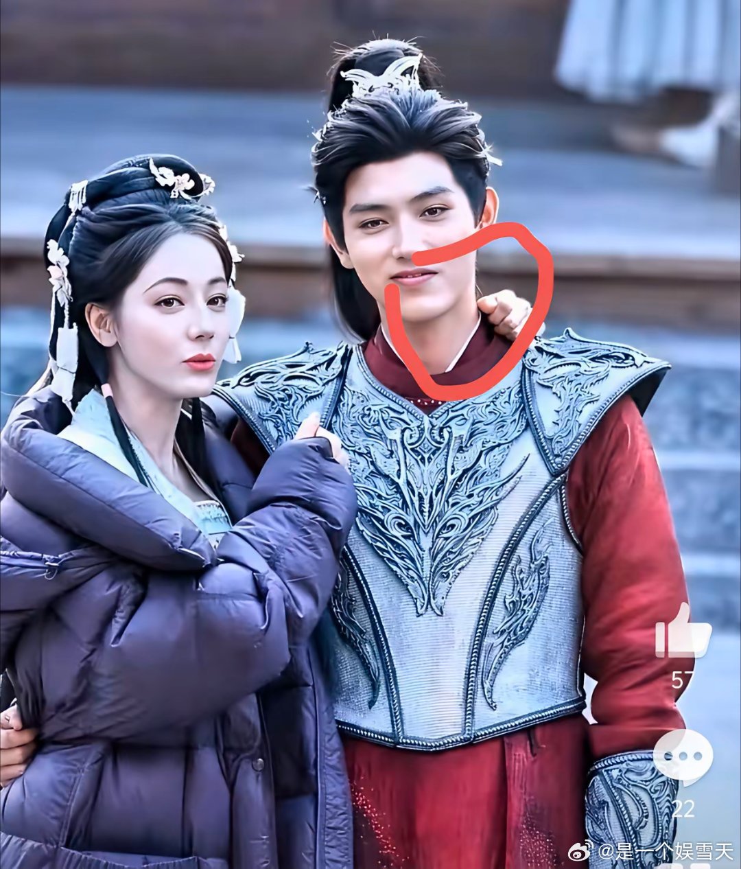 我发现了陈飞宇一个看起来很傲娇的表情细节那就是他的嘴角总是勾起一抹笑。那个笑有点