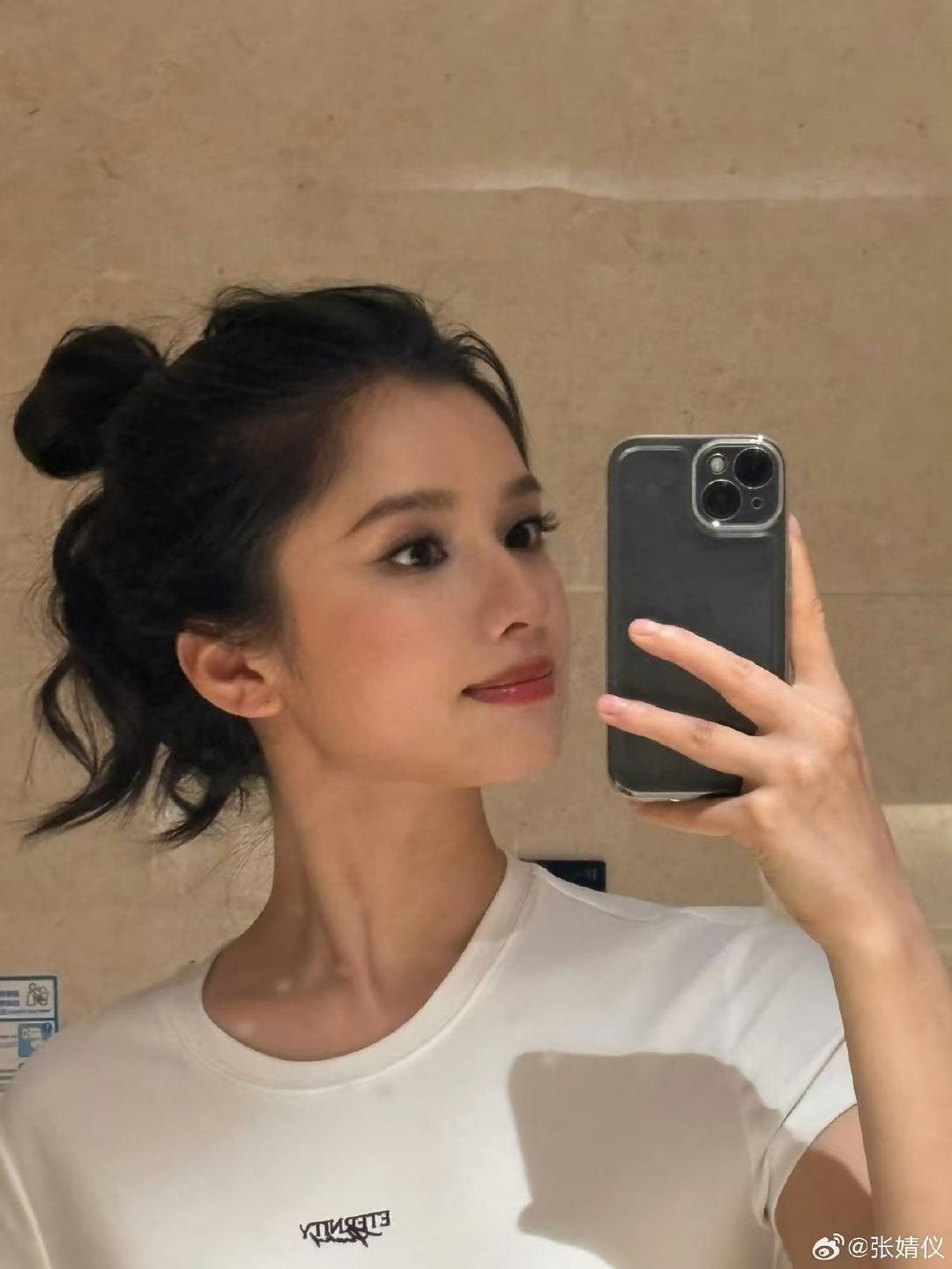 张婧仪的丸子头张婧仪丸子头对镜自拍 真的好完美的丸子头 