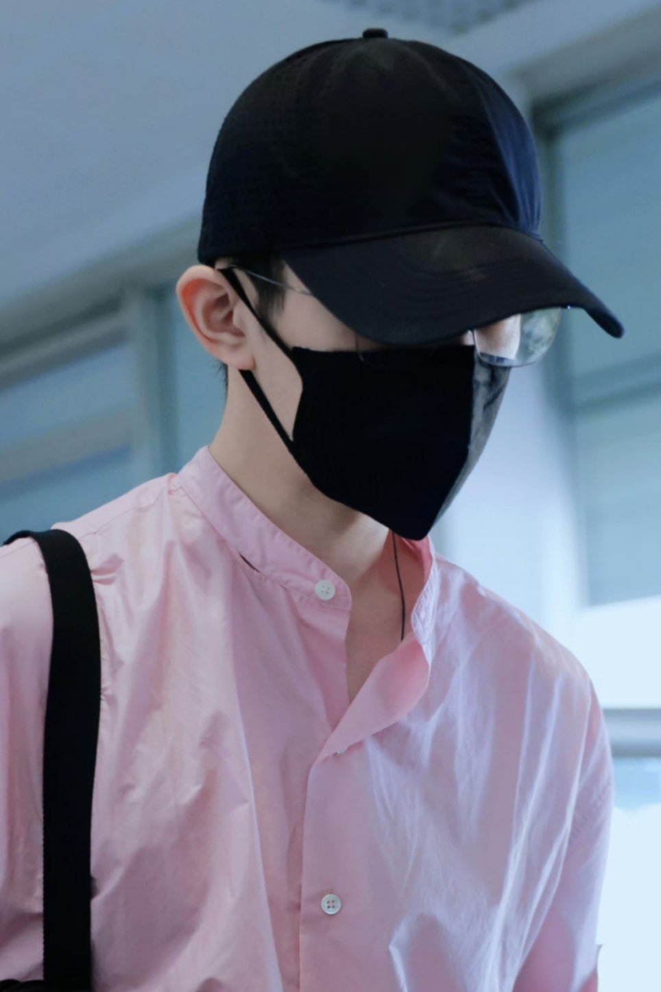 领口里面有一条项链…… 