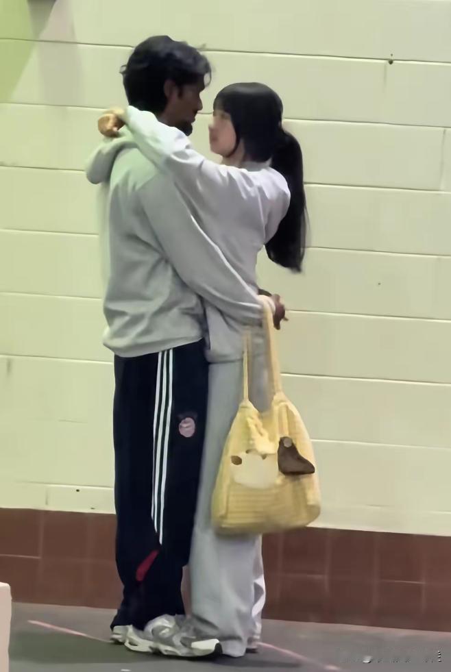 这是谁家的姑娘？
咋找了一个外国男朋友？
看肤色还是一个印度男人？
真是让人很无