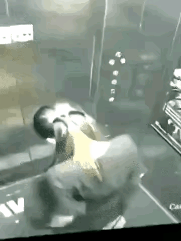 只要自己不尴尬，那尴尬的便会是别人
小姐姐的动作干脆利落，毫无犹豫之意

当电梯